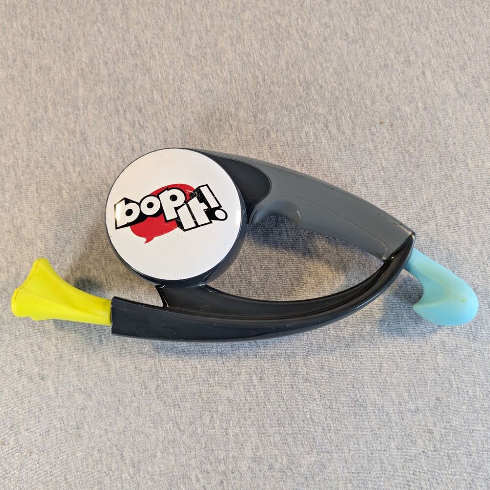 Bop It! Handheld Electronic Game Gray/Black Yellow & Blue Ends 2009 Works Great